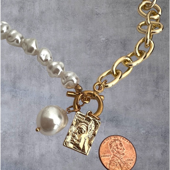 Faux pearls & Gold plated chunky necklace with a square charm - Picture 3 of 6